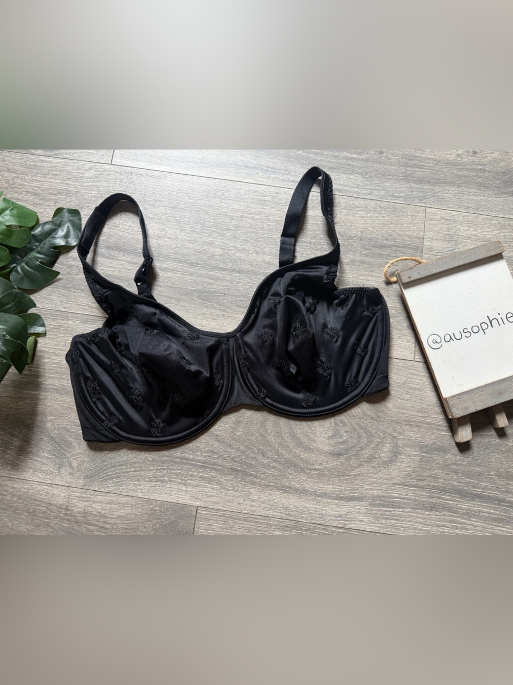 Vintage Warner’s Flower Charms Beautiful Embroidered Bra in Black. Size 38DD
